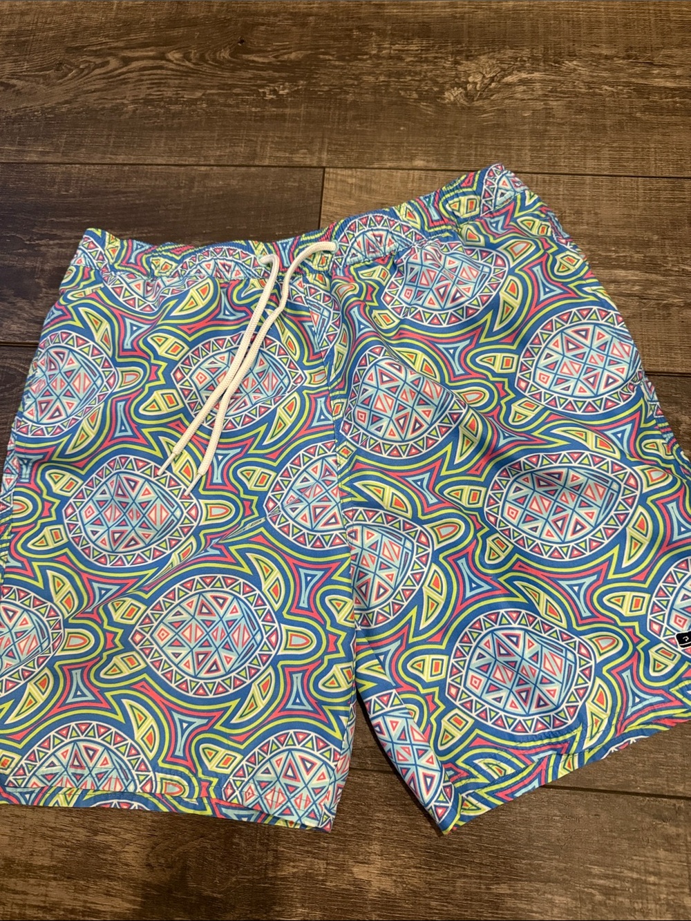 Men's Vineyard Vines Multicolor Geometric Turtle  Swim Trunks